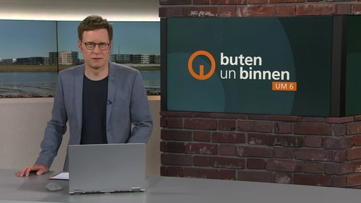 Der Moderator Felix Krömer im Studio von buten un binnen.