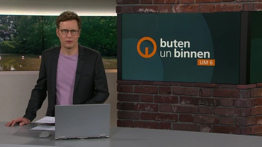 Der Moderator Felix Krömer im Studio von buten un binnen.