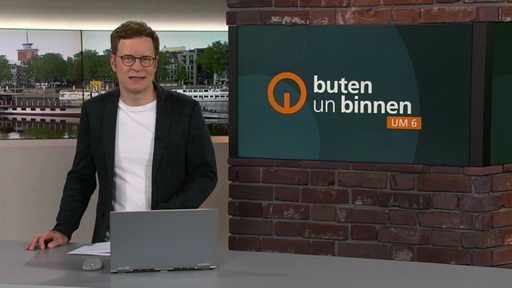 Moderator Felix Krömer im Studio von buten un binnen.