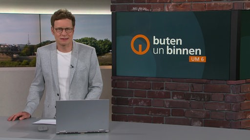 Moderator Felix Krömer im Studio von buten un binnen.