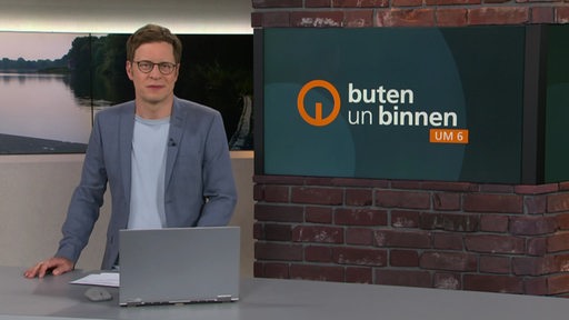 Der Moderator Felix Krömer im Studio von buten un binnen.