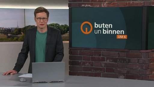 Moderator Felix Krömer im buten un binnen Studio. 