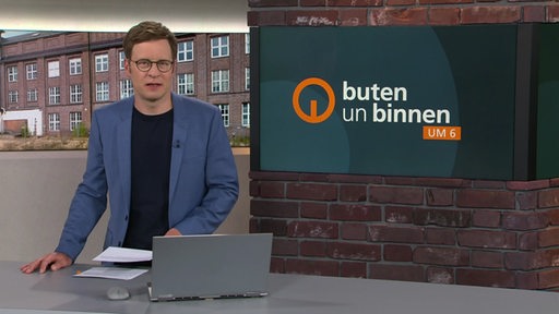 Der Moderator Felix Krömer im Studio von buten un binnen