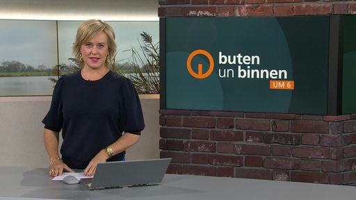 Moderatorin Kirsten Rademacher im Studio von buten un binnen.