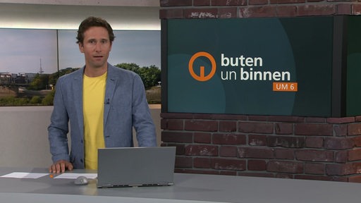 Der Moderator János Kereszti im Studio von buten un binnen.