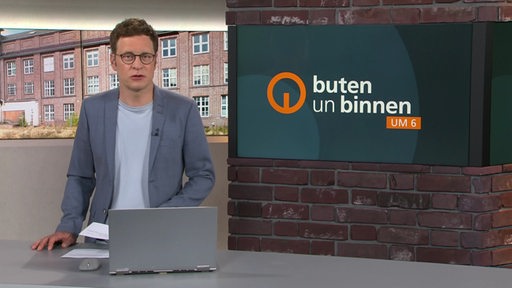 Moderator Felix Krömer im Studio von buten un binnen.