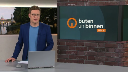 Moderator Felix Krömer im Studio von buten un binnen.