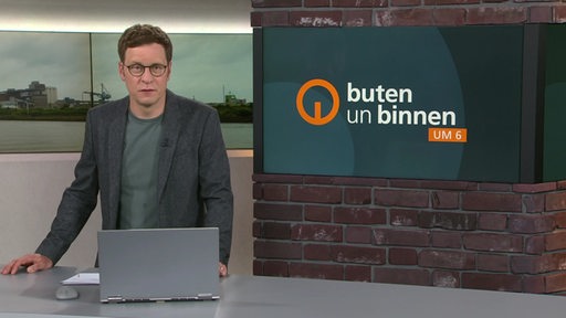 Der Moderator Felix Krömer im Studio von buten un binnen.