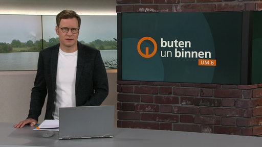 Moderator Felix Krömer im Studio von buten un binnen.