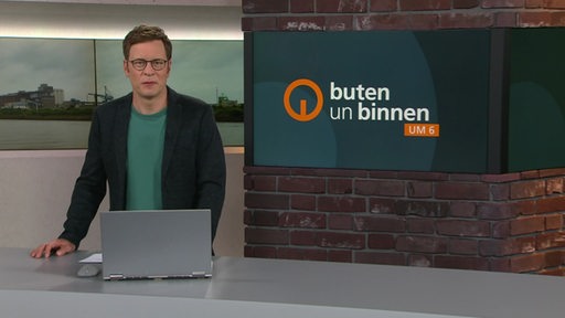 Moderator Felix Krömer im Studio von buten un binnen um sechs. 