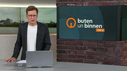 Moderator Felix Krömer im Studio von buten un binnen.