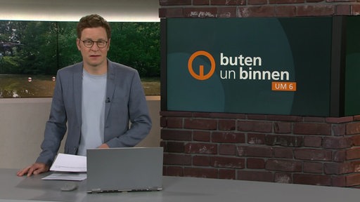 Moderator Felix Krömer im Studio von buten un binnen.