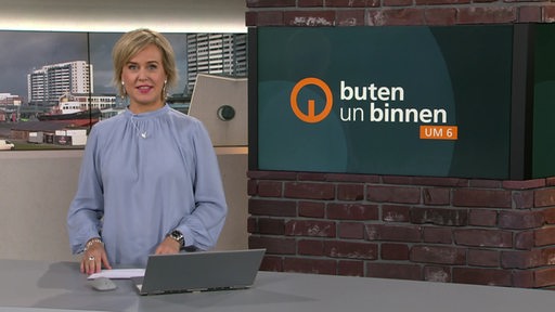 Moderatorin Kirsten Rademacher im Studio von buten un binnen um sechs. 