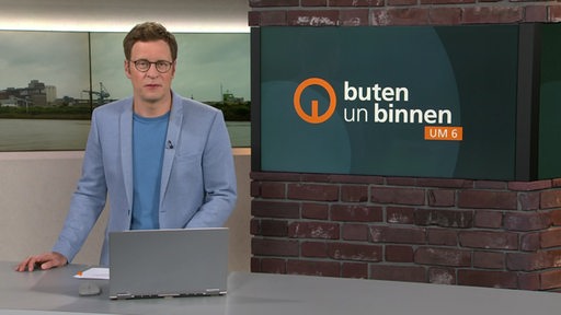 Moderator Felix Krömer im Studio von buten un binnen.