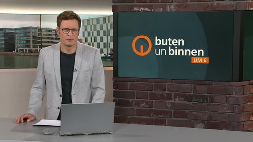 Der Moderator Felix Krömer im Studio von buten un binnen.