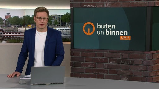 Zu sehen ist der Moderator Felix Krömer im Studio von buten un binnen.