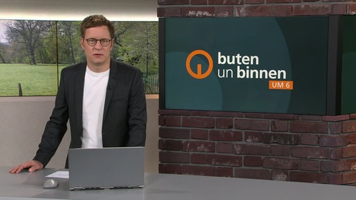 Der Moderator Felix Krömer im Studio von buten un binnen.