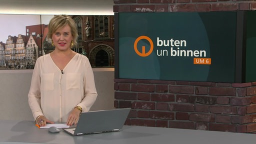 Die Moderatorin Kirsten Rademacher im Studio von buten un binnen.