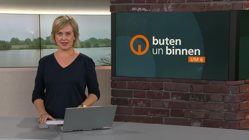 Die Moderatorin Kirsten Rademacher im Studio von buten un binnen.