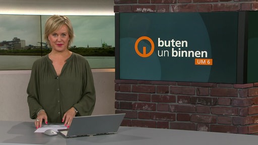 Die Moderatorin Kirsten Rademacher im Studio von buten un binnen.