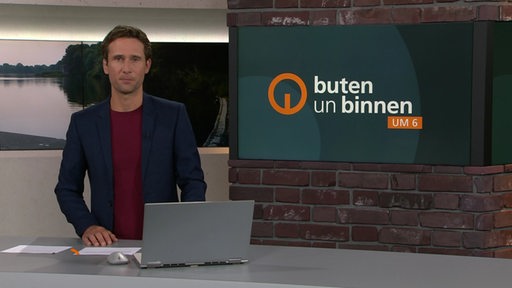 Moderator Janos Kereszti im Studio von buten un binnen.