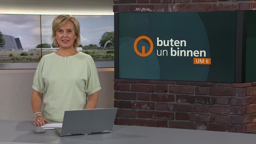 Moderatorin Kirsten Rademacher im Studio von buten un binnen.