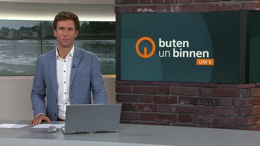 Moderator János Kereszti im Studio von buten un binnen.