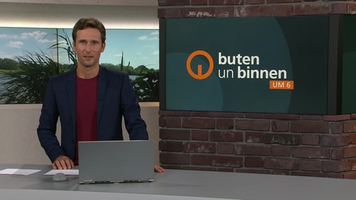 Moderator János Kereszti im buten un binnen Studio. 