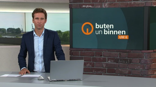 Der Moderator János Kereszti im Studio von buten un binnen.