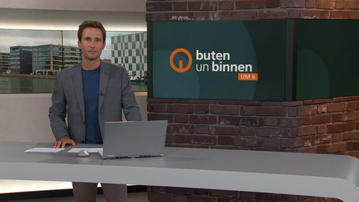 Moderator János Kereszti im buten un binnen Studio.