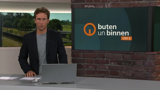 Moderator János Kereszti im Studio von buten un binnen.