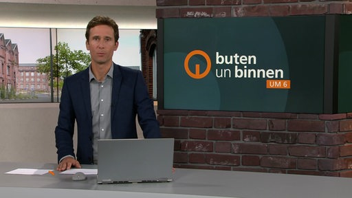 Moderator János Kereszti im buten un binnen Studio. 