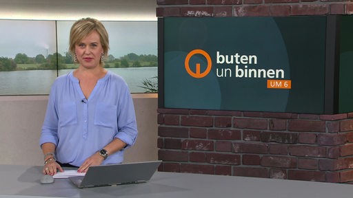 Moderatorin Kirsten Rademacher im Studio von buten un binnen.