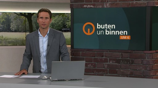 Moderator János Kereszti im buten un binnen Studio. 