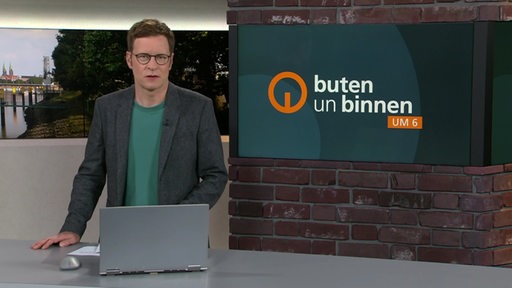 Der Moderator Felix Krömer im Studio von buten un binnen.