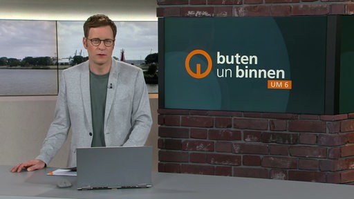 Zu sehen ist der Moderator Felix Krömer im Studio von buten un binnen.