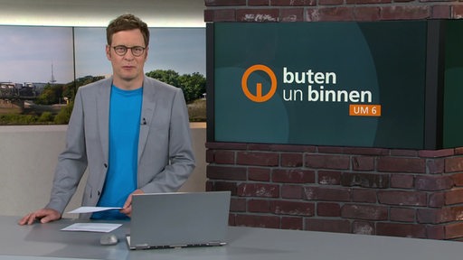 Der Moderator Felix Krömer im Studio von buten un binnen.