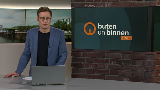 Zu sehen ist der Moderator Felix Krömer im Studio von buten un binnen. 