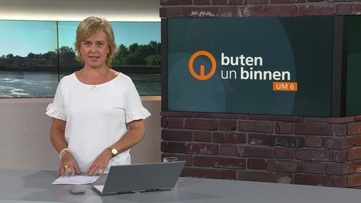 Die Moderatorin Kirsten Rademacher im Studio von buten un binnen.