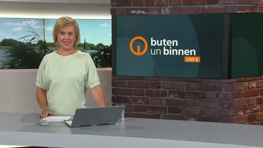 Moderatorin Kirsten Rademacher im Studio von buten un binnen. 