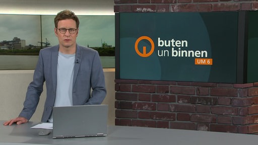 Moderator Felix Krömer im Studio von buten un binnen.