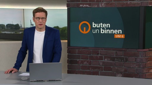 Der Moderator Felix Krömer im Studio von buten un binnen.