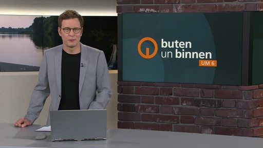 Der Moderator Felix Krömer im Studio von buten un binnen.