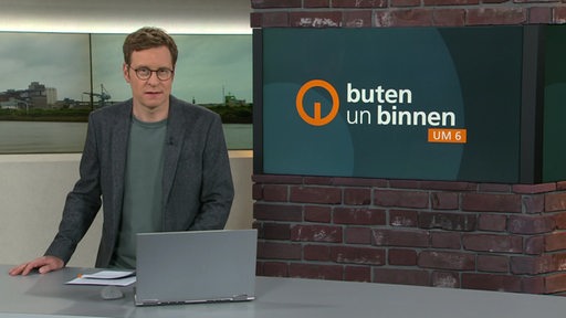 Moderator Felix Krömer im Studio von buten un binnen.