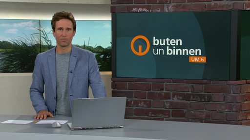 Zu sehen ist der Moderator Janos Kereszti im Studio von buten un binnen. 