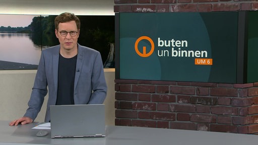 Moderator Felix Krömer im Studio von buten un binnen.