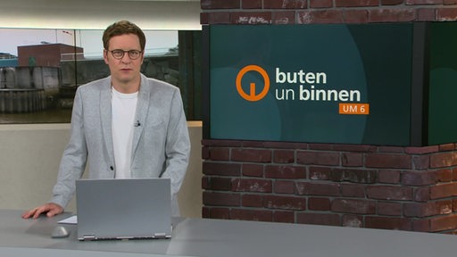 Moderator Felix Krömer im buten un binnen Studio. 