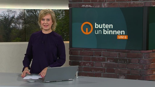 Moderatorin Kirsten Rademacher im Studio von buten un binnen. 