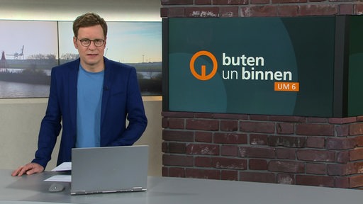 Moderator Felix Krömer im Studio von buten un binnen. 