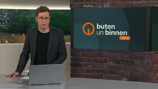 Der Moderator Felix Krömer im Studio von buten un binnen